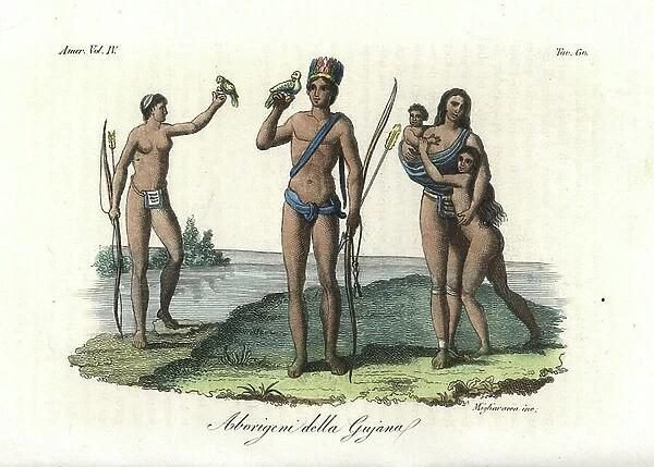 Gravure coloriée : quatre figures amérindiennes de Guyane, arcs, flèches et perroquets, sur une berge herbeuse.